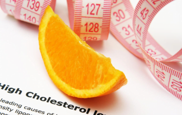 [:en]There are several ways to lower cholesterol naturally.[:]